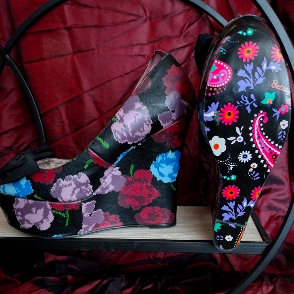 Betseyville Wedges - Picture 6 of 6